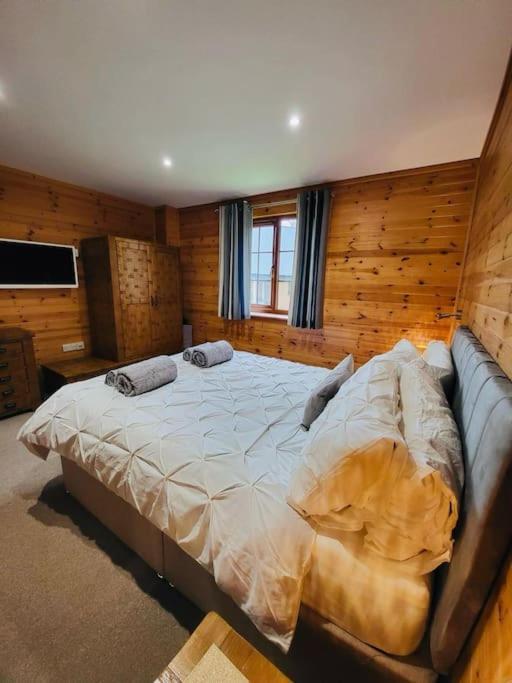 Artro Lodge Luxury 3 Bedroom, 3 Bathroom & Hot Tub 兰贝德 外观 照片